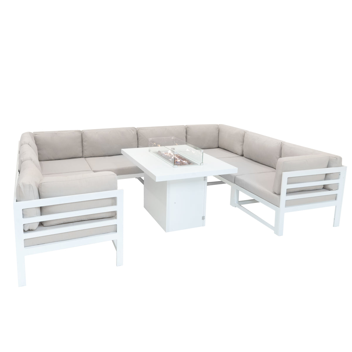 Modulares Gartenmöbelset in Weiß mit bequemen, hellbeigen Polstern und integrierter Feuerstelle, ideal für entspannte Abende im Freien
