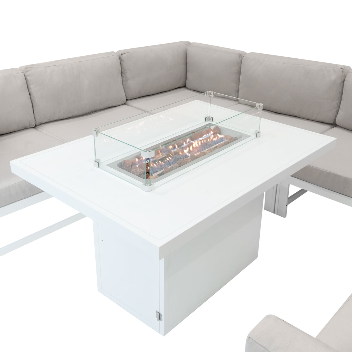 Modulares Gartenmöbelset in Weiß mit bequemen, hellgrauen Polstern und einer eleganten Feuerstelle in der Mitte, ideal für entspannte Abende im Freien