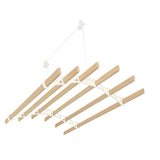 Elfenbeinfarbener Wäscheständer mit sechs stabilen Holzlatten, elegant geschwungen, ideal zum Trocknen von Wäsche, mit praktischen Deckenrollen
