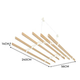Elfenbeinfarbener Wäscheständer mit sechs Holzlatten, Deckenrollen und einem modernen, minimalistischen Design, ideal für platzsparendes Trocknen