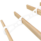 Weißfarbener Wäscheständer mit sechs Holzlatten und stabilen Deckenrollen, ideal für platzsparendes Trocknen von Wäsche in kleinen Räumen