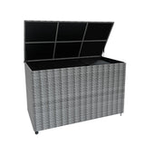 Grau geflochtene Rattan Kissenbox mit offenem Deckel, geräumig und robust, ideal zur Aufbewahrung von Kissen und Gartenaccessoires