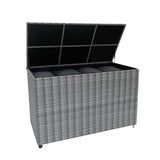 Grau geflochtene Rattan Kissenbox mit einem großen, offenen Deckel und vier grauen Kissen, ideal für die Aufbewahrung im Garten oder auf der Terrasse