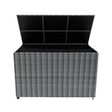 Grau geflochtene Rattan Kissenbox mit Deckel, geräumig und wetterfest, ideal zur Aufbewahrung von Gartenkissen und Zubehör