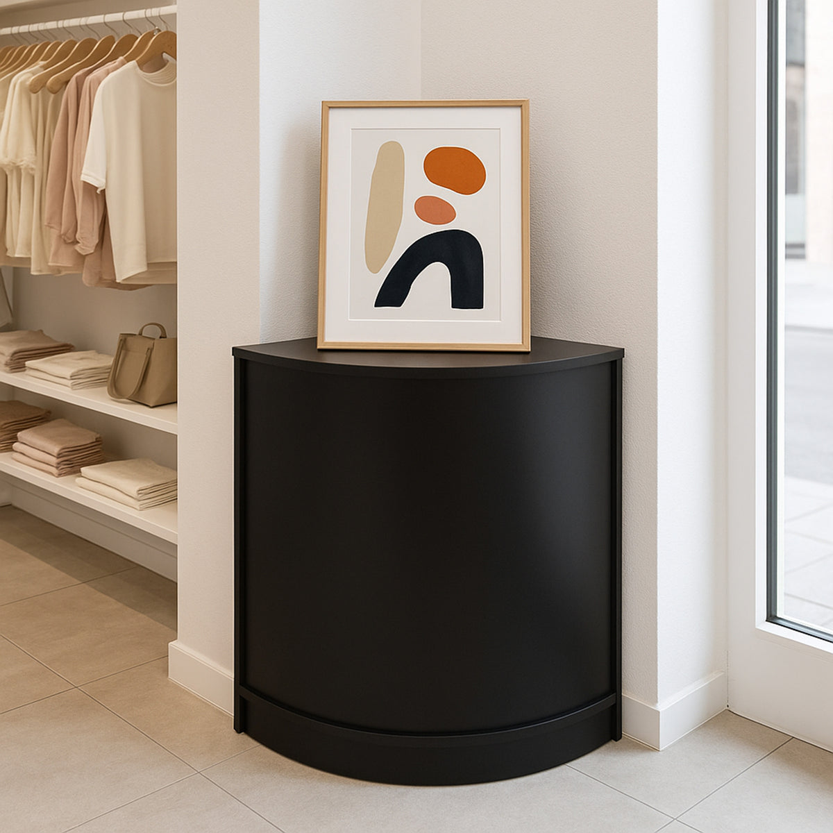 Schwarzer, eckiger Ladentresen aus robustem Material, elegant mit runden Kanten, ergänzt durch ein modernes Kunstwerk in einem hellen Raum