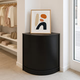 Schwarzer, eckiger Ladentresen aus robustem Material, elegant mit runden Kanten, ergänzt durch ein modernes Kunstwerk in einem hellen Raum