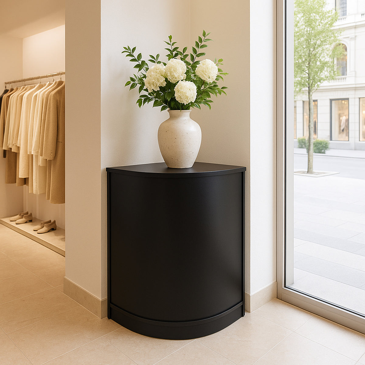 Schwarzer, eckiger Ladentresen CM60 mit glatter Oberfläche, dekoriert mit einer Vase und weißen Blumen, ideal für moderne Verkaufsräume