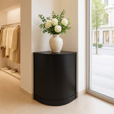 Schwarzer, eckiger Ladentresen CM60 mit glatter Oberfläche, dekoriert mit einer Vase und weißen Blumen, ideal für moderne Verkaufsräume