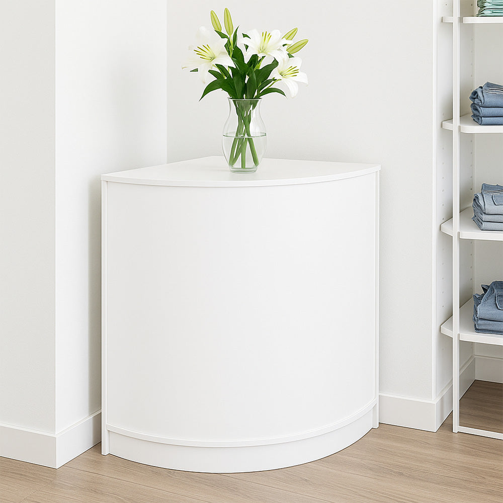 Eckiger Ladentresen in Weiß mit glatter Oberfläche, abgerundeten Kanten und einem modernen Design, dekoriert mit einer Vase frischer Lilien