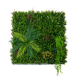 Grüne Wandfliese mit verschiedenen Pflanzen, darunter große Palmenblätter und hängende Efeuranken, in lebendigen Grüntönen und natürlicher Textur