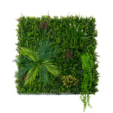 Grüne Wandfliese mit verschiedenen Pflanzen, darunter große Palmenblätter und hängende Efeuranken, in lebendigen Grüntönen und natürlicher Textur
