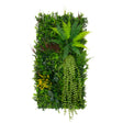 Künstliche Wandfliese in 50 cm x 100 cm, üppig grün mit verschiedenen Pflanzenarten, darunter Farne und hängende Pflanzen, realistische Texturen und Farben