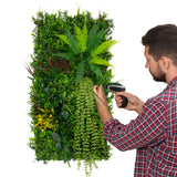 Künstliche Wandfliese in lebendigen Grüntönen mit verschiedenen Pflanzenarten, darunter Farne und hängende Pflanzen, ideal für dekorative Akzente