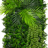 Künstliche Wandfliese in lebendigem Grün mit verschiedenen Pflanzenarten, darunter große Palmenblätter und hängende Ranken, ideal für dekorative Akzente