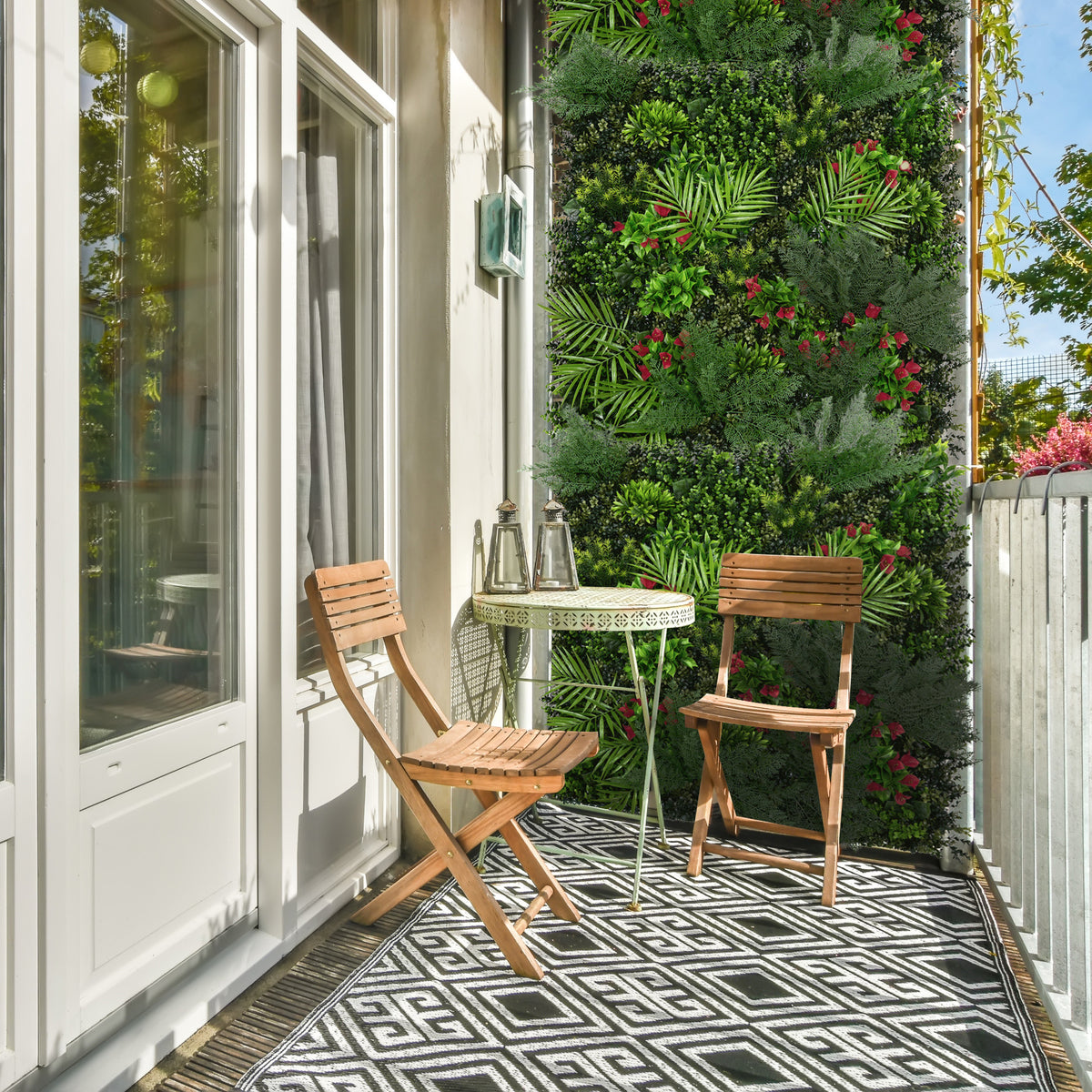 Künstliche Wandfliese in lebendigen Grüntönen mit Pflanzenmotiven, ideal für Balkone, kombiniert mit einem eleganten, geometrischen Teppich und Holzstühlen