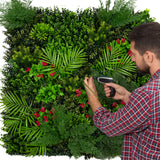 Künstliche Wandfliese in lebendigen Grüntönen mit roten Blüten, gestaltet aus verschiedenen Pflanzenarten, ideal für dekorative Akzente in Innenräumen