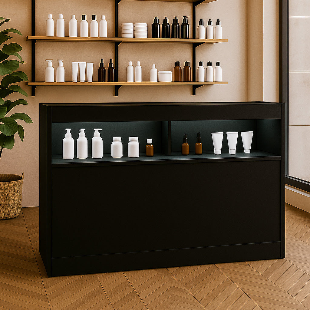 Schwarze LED-Ladentheke mit glatter Oberfläche, beleuchtetem Regal und modernen Flaschen in verschiedenen Formen und Farben, ideal für Verkaufsräume