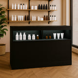 Schwarze LED-Ladentheke mit glatter Oberfläche, beleuchtetem Regal und modernen Flaschen in verschiedenen Formen und Farben, ideal für Verkaufsräume