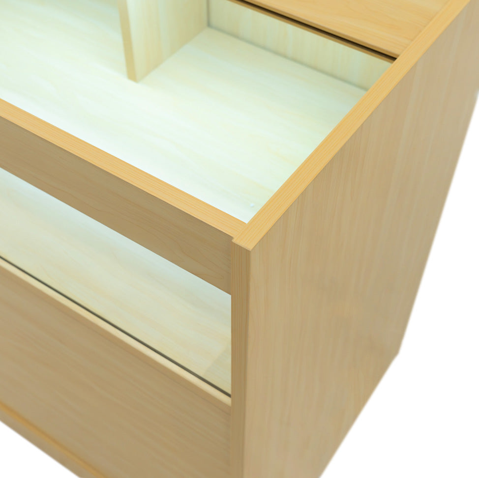 Moderne LED-Ladentheke aus hellem Ahornholz mit glatter Oberfläche, integrierter Beleuchtung und klaren Linien für eleganten Verkaufstisch