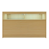 Moderne LED-Ladentheke aus hellem Ahornholz mit glatter Oberfläche, zwei integrierten Beleuchtungselementen und minimalistischer Formgebung