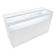 Moderne, weiße LED-Ladentheke mit glatter Oberfläche und beleuchtetem Glasbereich, ideal für die Präsentation von Produkten im Einzelhandel