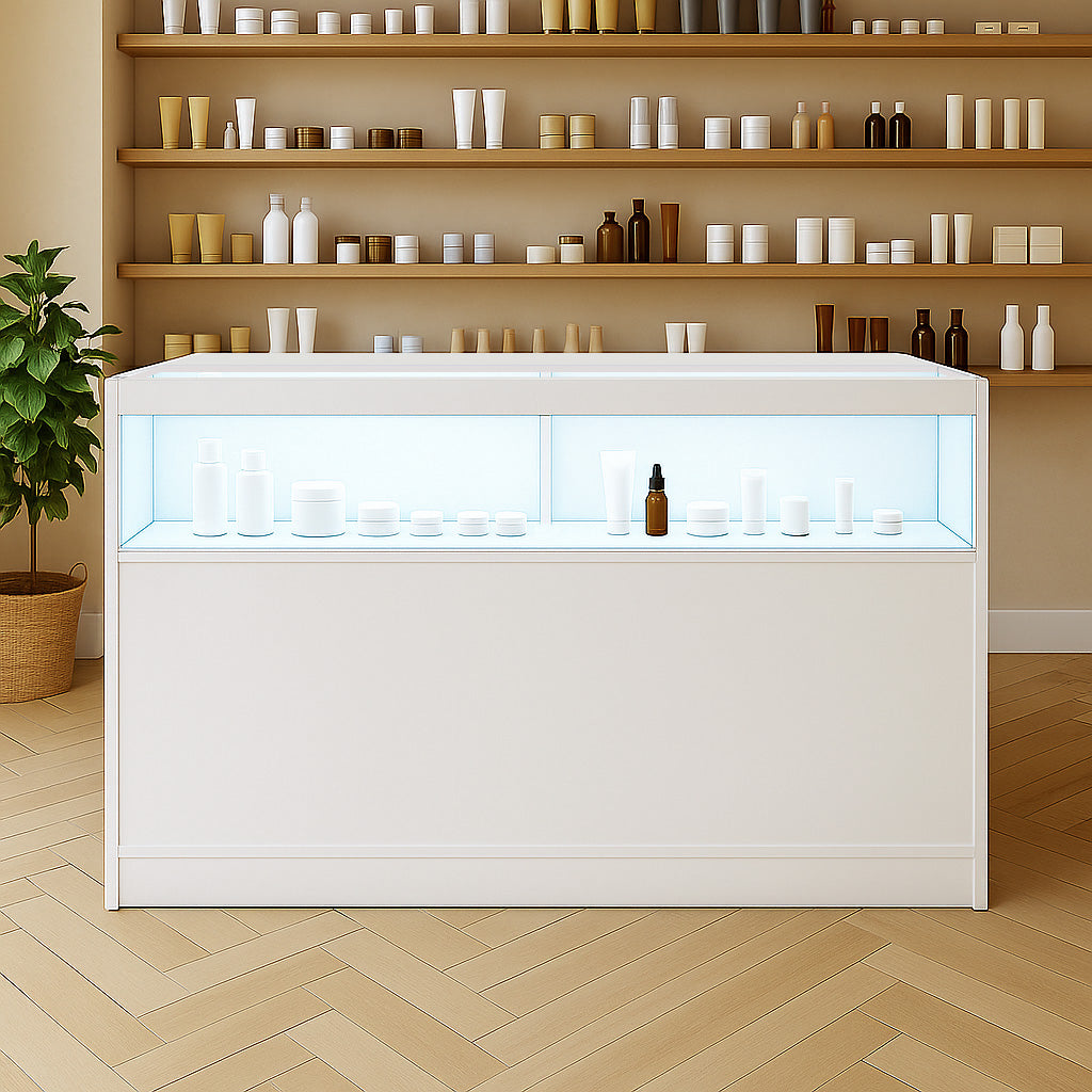 Moderne weiße LED-Ladentheke mit beleuchtetem Glasdisplay, umgeben von Pflegeprodukten auf Regalen in einem hellen Raum