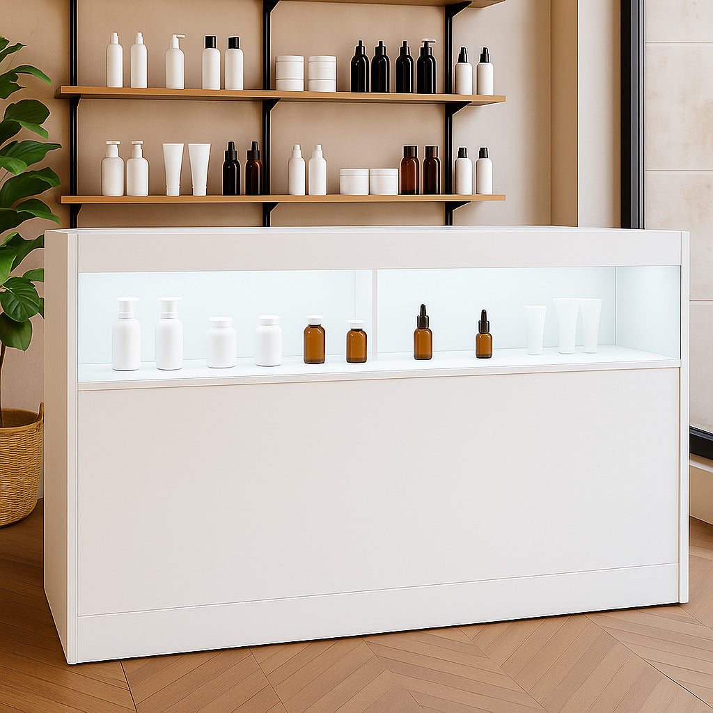 Moderne, weiße LED-Ladentheke mit beleuchtetem Glasregal, präsentiert kosmetische Flaschen in verschiedenen Formen und Farben, ideal für Verkaufsräume