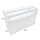 Moderne, weiße LED-Ladentheke mit klaren Linien, 150 cm lang, 90 cm hoch und 60 cm tief, ideal für Verkaufsräume und Ausstellungen