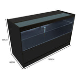 Schwarze LED-Ladentheke mit klaren Glasflächen, modernem Design und eleganten Maßen von 150 cm Breite, 90 cm Höhe und 60 cm Tiefe