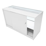 Moderne weiße LED-Ladentheke mit glatter Oberfläche, Schiebetüren und beleuchtetem Innenraum, ideal für den Einzelhandel und Ausstellungen