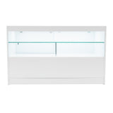 Moderne, weiße LED-Ladentheke mit gläsernen Regalen, ideal für die Präsentation von Produkten in Geschäften oder Ausstellungen