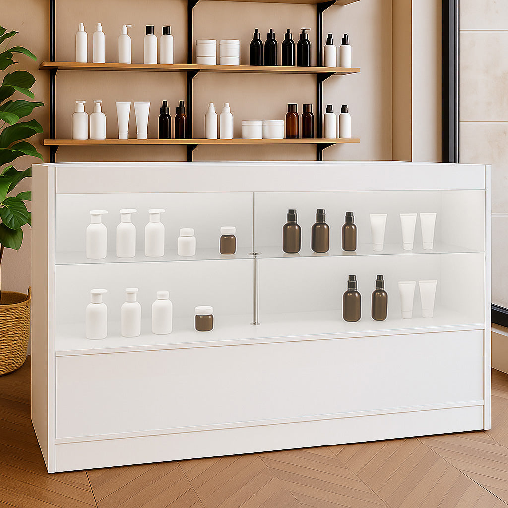 Moderne, weiße LED-Ladentheke mit gläsernen Regalen, präsentiert kosmetische Produkte in verschiedenen Formen und Farben, ideal für Verkaufsräume