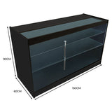 Schwarze K1500 LED-Ladentheke mit transparenten Glasregalen, eleganter Metallstange, modernem Design und kompakten Abmessungen von 150x60x90 cm