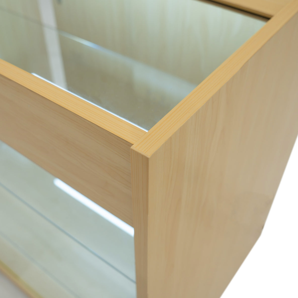 K1500 LED-Ladentheke aus hellem Ahornholz mit glatter Oberfläche, transparentem Glas und eleganten, modernen Linien für ansprechende Präsentation