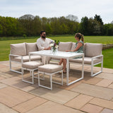 Elegantes 5-teiliges Ecksofa-Set aus Aluminium in Weiß, mit beigen Kissen, ideal für den Außenbereich, umgeben von grüner Landschaft