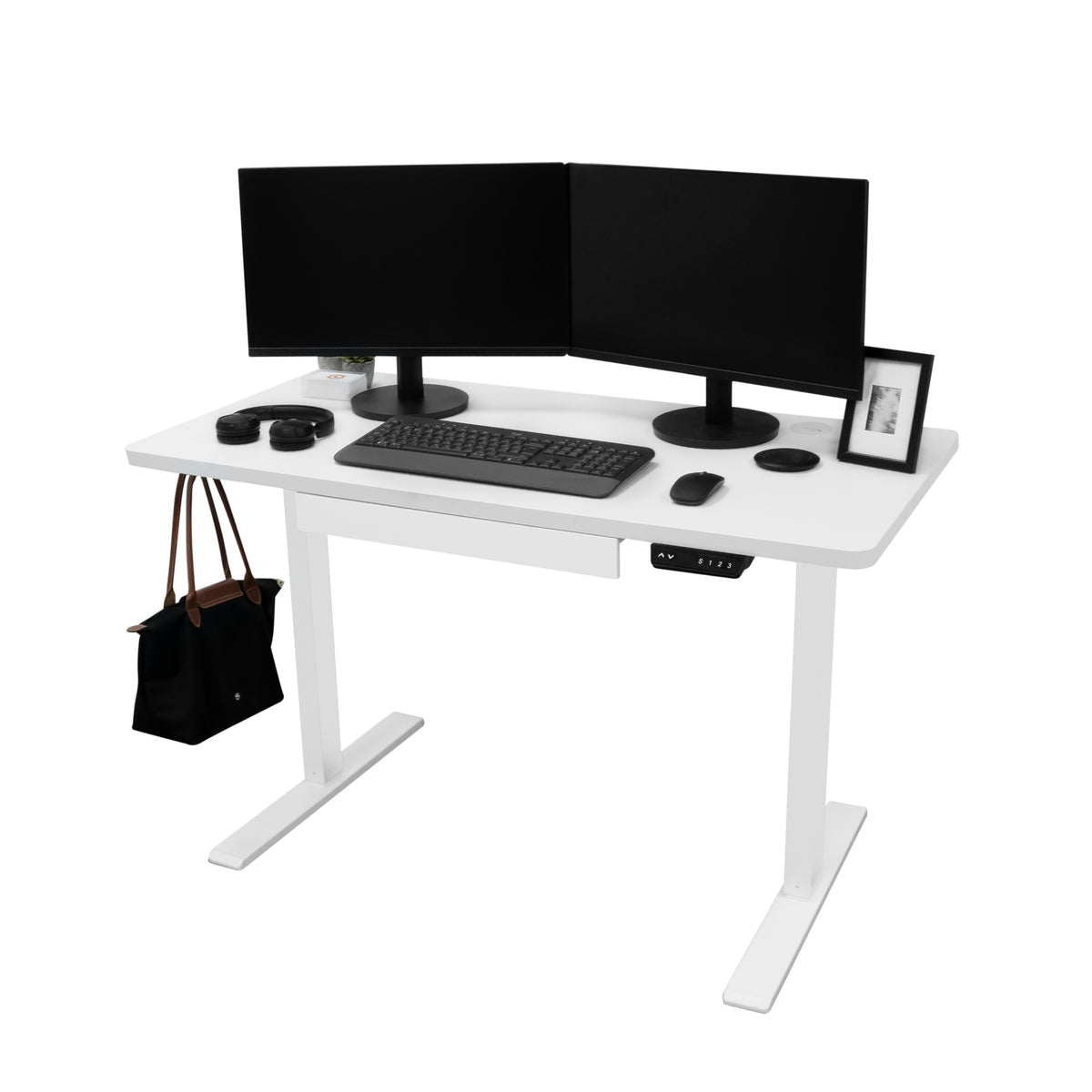 Moderner elektrischer Stehschreibtisch in Weiß, 120 cm x 60 cm, mit Schublade, zwei Monitoren, Tastatur, Maus und stilvoller Tasche auf der linken Seite