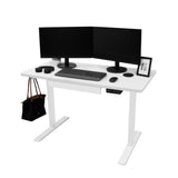 Moderner elektrischer Stehschreibtisch in Weiß, 120 cm x 60 cm, mit Schublade, zwei Monitoren, Tastatur, Maus und stilvoller Tasche auf der linken Seite