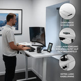 Moderner elektrischer Stehschreibtisch in Weiß mit Schublade, USB-Ladefunktion und extra langem Kabel, ideal für ergonomisches Arbeiten