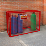 Zusammenklappbarer Gasflaschenschrank in leuchtendem Rot, mit stabilen Gitterwänden und Platz für drei Gasflaschen in Blau und Grün, ideal für sichere Lagerung