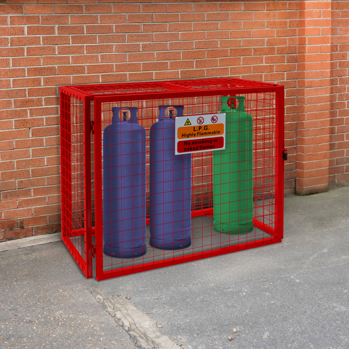 Robuster, zusammenklappbarer Gasflaschenschrank in leuchtendem Rot, mit drei Gasflaschen in Blau und Grün, sicher eingezäunt und beschildert