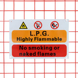 Sicherheitswarnschild mit rotem Gitterhintergrund, orange und schwarzer Schrift, weist auf hohe Entflammbarkeit von LPG hin und verbietet Rauchen oder offene Flammen