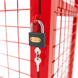 Roter, zusammenklappbarer Gasflaschenschrank mit einem stabilen Gitterdesign, verschlossen mit einem schwarzen Vorhängeschloss und Schlüssel, ideal für die sichere Lagerung von Gasflaschen