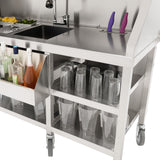 Mobile Cocktailbar Station aus Edelstahl mit Gläsern, Flaschen und frischen Zutaten, ausgestattet mit einem Waschbecken und praktischen Ablagen