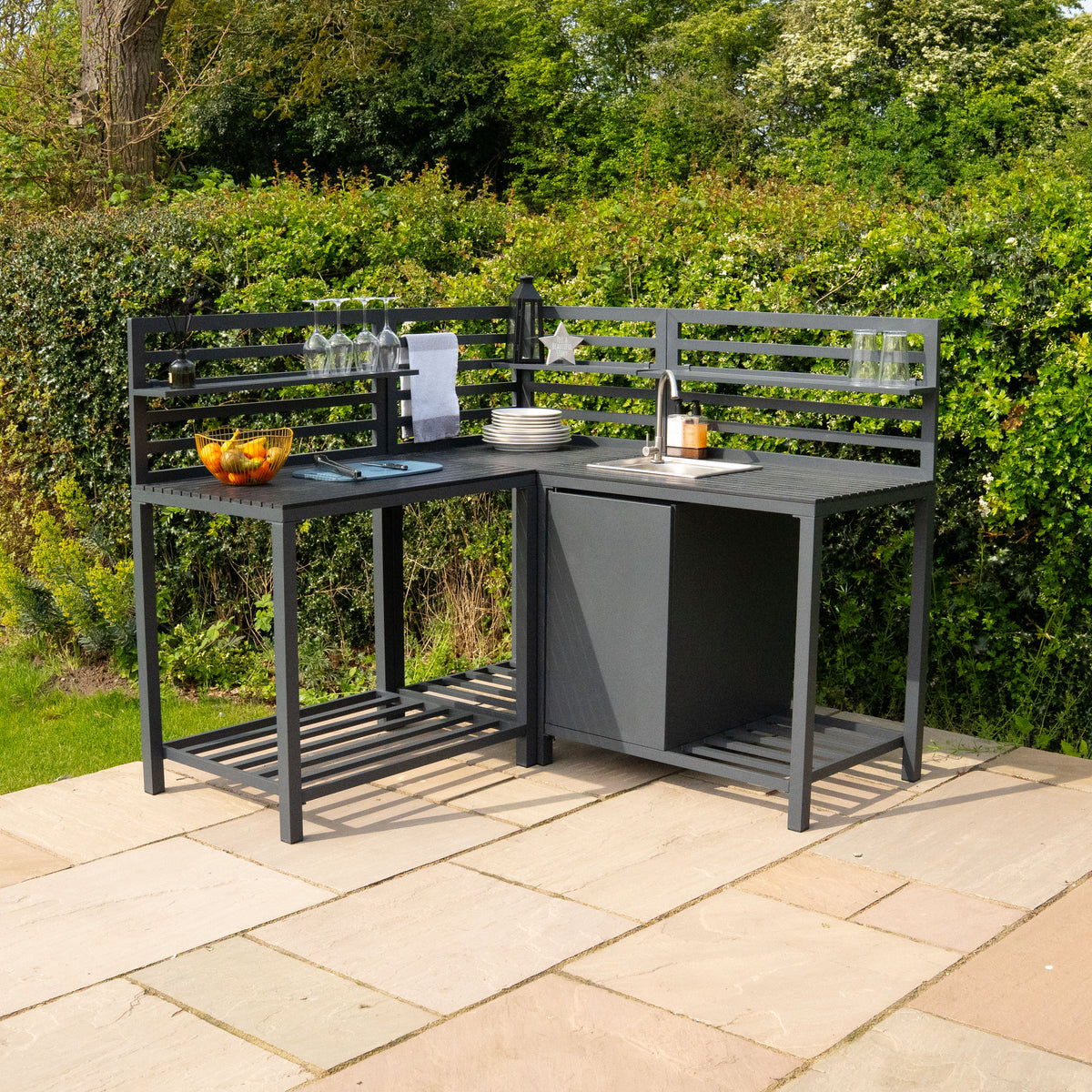 Dunkelgraues, dreiteiliges Aluminium-Küchen-Set für den Außenbereich mit offenen Regalen, ideal für Grillpartys und Gartenveranstaltungen