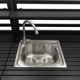 Elegantes, dreiteiliges Aluminium-Küchen-Set für den Außenbereich mit glänzender Edelstahlspüle und modernem, robustem Design auf schwarzem Holzuntergrund