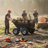 Kippbarer ATV/Quad Anhänger mit vier robusten Rädern, beladen mit Holzstämmen, umgeben von Waldarbeitern in Schutzhelmen und Werkzeugen