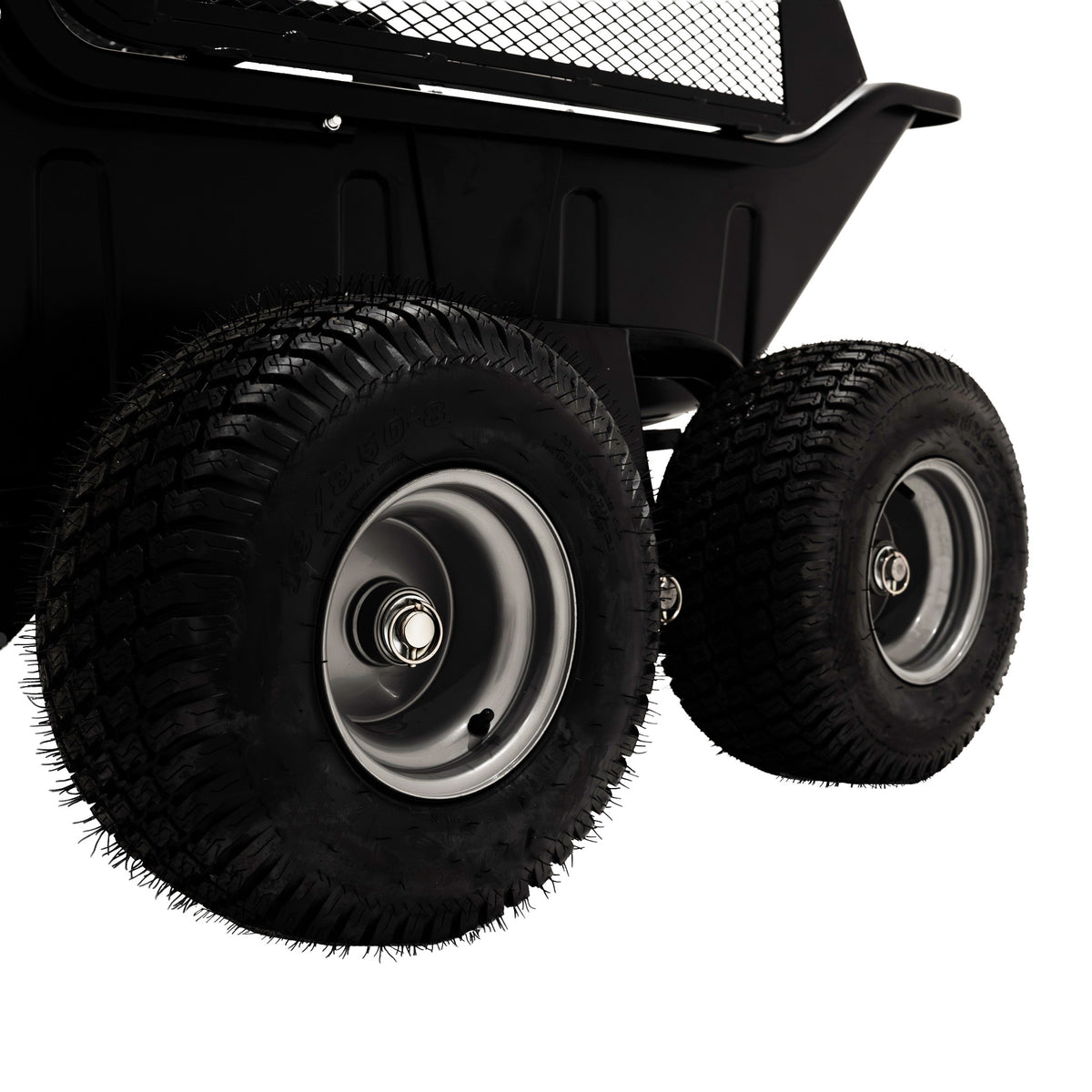 Kippbarer Anhänger für ATV/Quad mit robusten, profilierten Gummireifen, stabiler Metallstruktur und praktischem Netzgitter für optimale Belüftung
