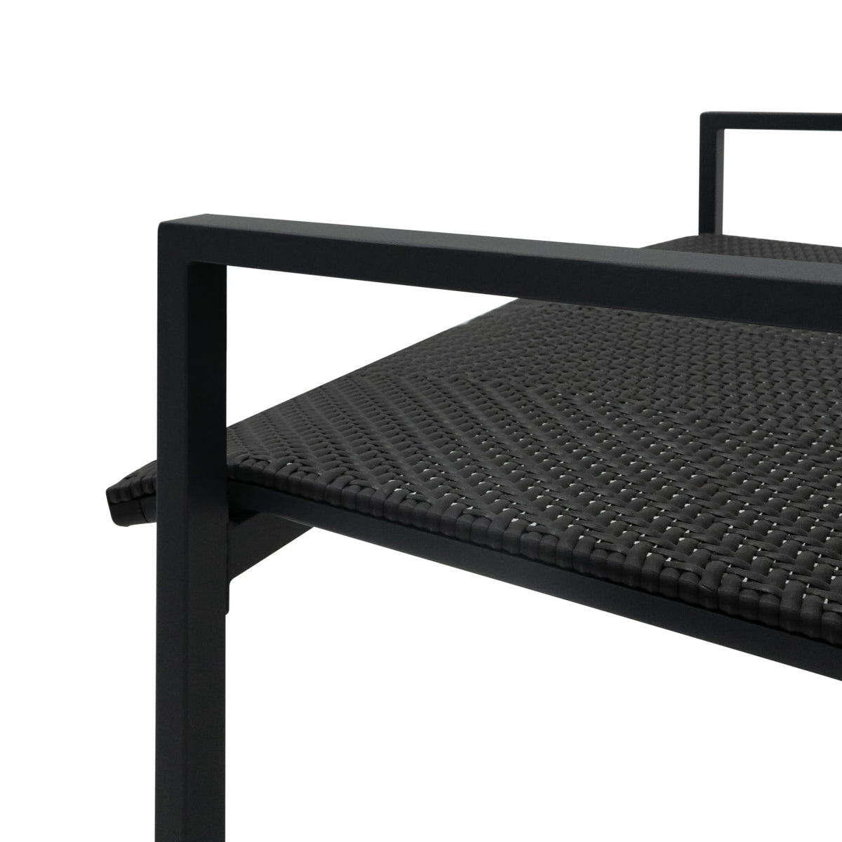 Schwarzes Rattan Terrassenmöbel Set mit modernem Design, geflochtenem Sitz und stabilen Metallrahmen, ideal für stilvolle Außenbereiche