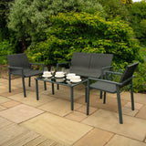 Schwarzes Rattan Terrassenmöbel Set mit zwei Stühlen und einem Tisch, dekoriert mit Geschirr und Gläsern, umgeben von grünen Pflanzen