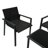 Schwarzes Rattan Terrassenmöbel Set mit modernen, geflochtenen Stühlen und einem eleganten Tisch, ideal für stilvolle Außenbereiche